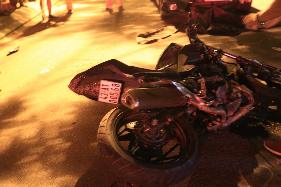 Xe phân khối lớn tông nát xe máy, lao đầu vào ôtô - 2 Chiếc xe phân khối lớn bị hư hỏng phần đầu