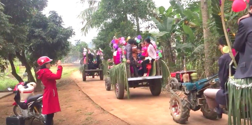 Những màn rước dâu bằng dàn xe hoa “độc” nhất Việt Nam - 7 Người dân hiếu kỳ dừng xe lại quay clip