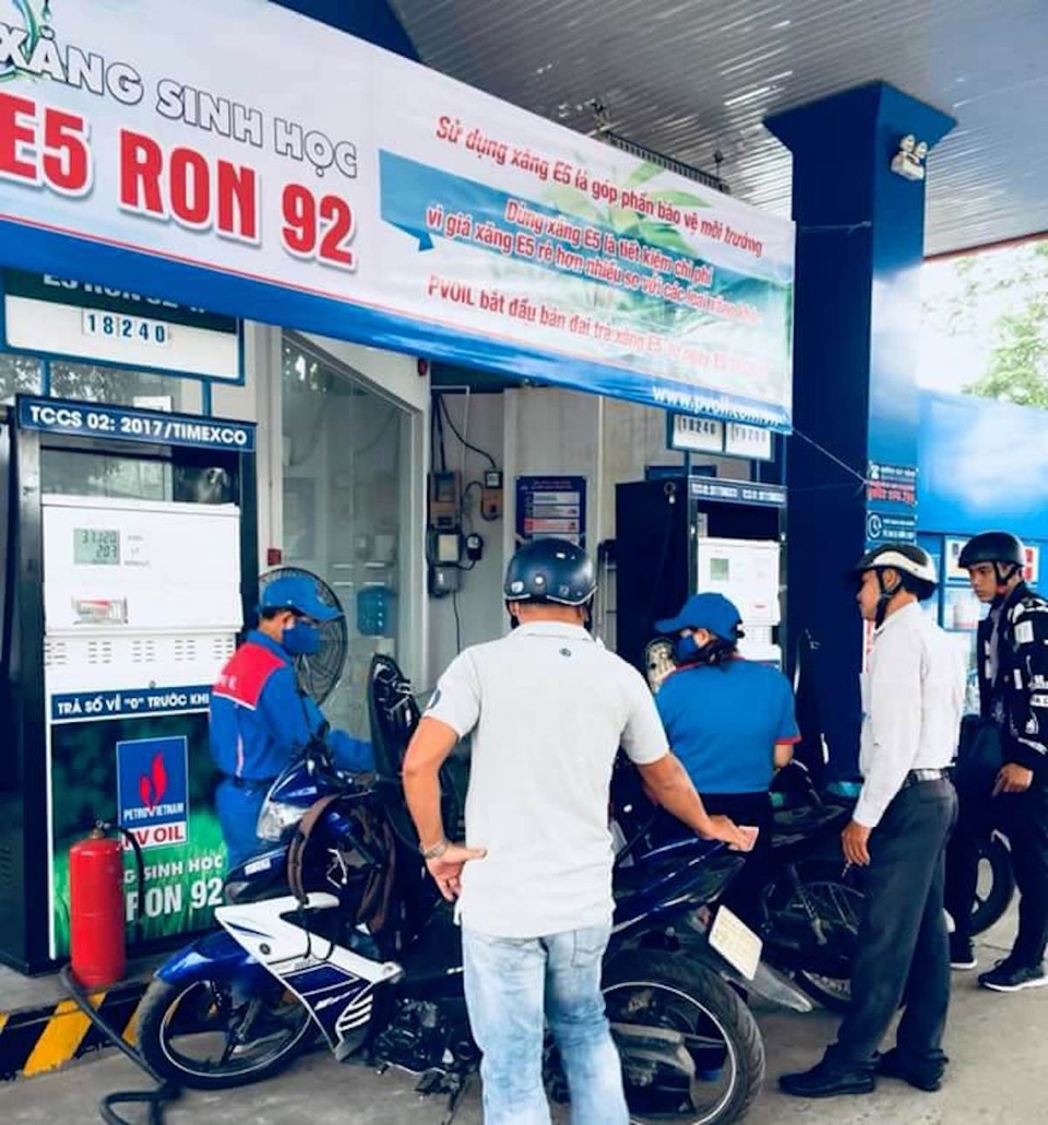Bán đại trà xăng E5: Nửa năm mới bán hết 1 bồn - 4