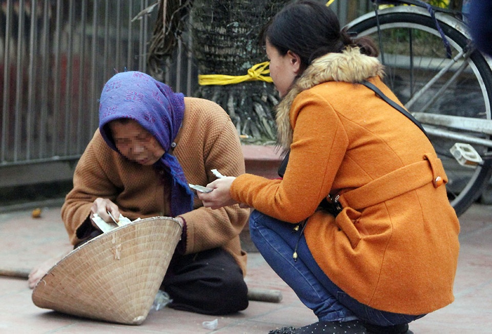 Ăn xin lẩn khuất khắp Chợ Viềng - 7
Người ăn xin trước cửa chùa Tiên Hương...