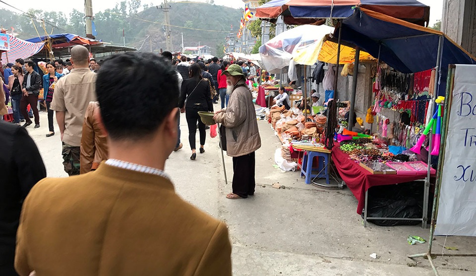 Ăn xin lẩn khuất khắp Chợ Viềng - 6
Ăn xin trên đường vào Phủ Dầy. Vừa hoạt động, họ vừa để ý xung quanh, thấy bóng lực lượng chức năng là lánh đi chỗ khác.