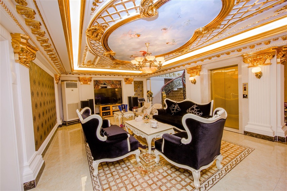 Ngỡ ngàng ngắm biệt thự dát vàng của Lý Nhã Kỳ - 7
Cô cũng thường tổ chức các bữa tiệc lớn nhỏ tại đây, mời đầu bếp tới nấu những bữa ăn sang trọng phục vụ đối tác, bạn bè thân thiết