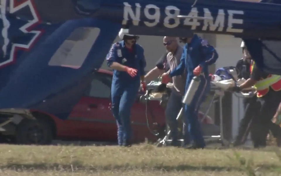 Xả súng ở nhà thờ Mỹ, ít nhất 25 người chết - 1
Một nạn nhân được cấp cứu. (Ảnh: BBC)