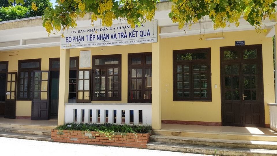 Cán bộ xã đi nghỉ mát trong ngày làm việc, trụ sở xã vắng hoe - 3 Phòng Phó Chủ tịch đóng cửa, Bộ phận Tiếp nhận và trả kết quả cũng hoạt động cầm chừng vì không có Chủ tịch, Phó Chủ tịch xã ký thì cũng như không