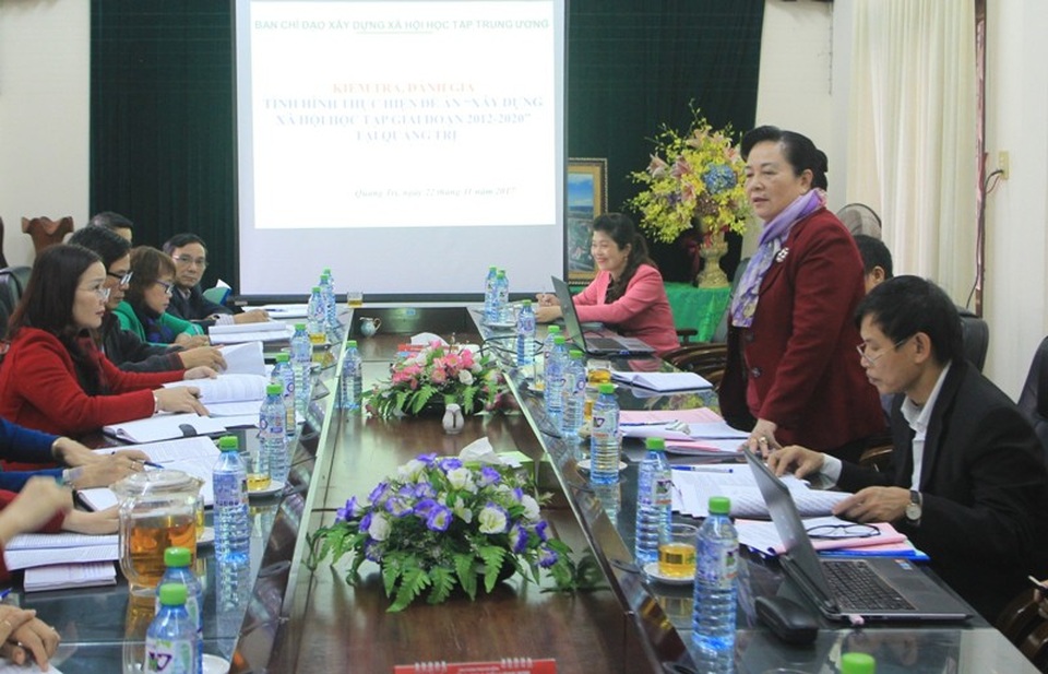 Bà Phạm Thị Hòe - Phó Chủ tịch Trung ương Hội Khuyến học Việt Nam yêu cầu địa phương cần nỗ lực triển khai đồng bộ, hiệu quả các phong trao học tập