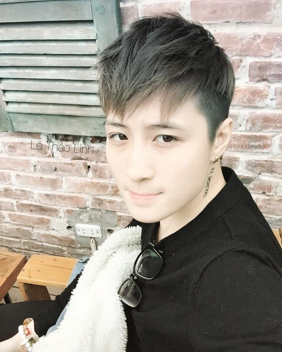 “Mẹ ngất lịm, bạn bè xa lánh khi tôi đòi làm... con trai” - 2 Hiện tại, Linh cũng gây ấn tượng với vẻ ngoài điển trai, nước da trắng và phong cách ăn mặc đẹp.