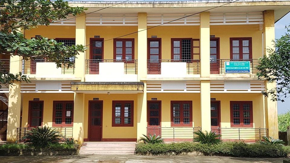 Thêm 1 trụ sở xã “đi gần hết người” trong giờ làm việc - 10 Tòa nhà đoàn thể 2 tầng phía sau đóng kín cửa toàn bộ