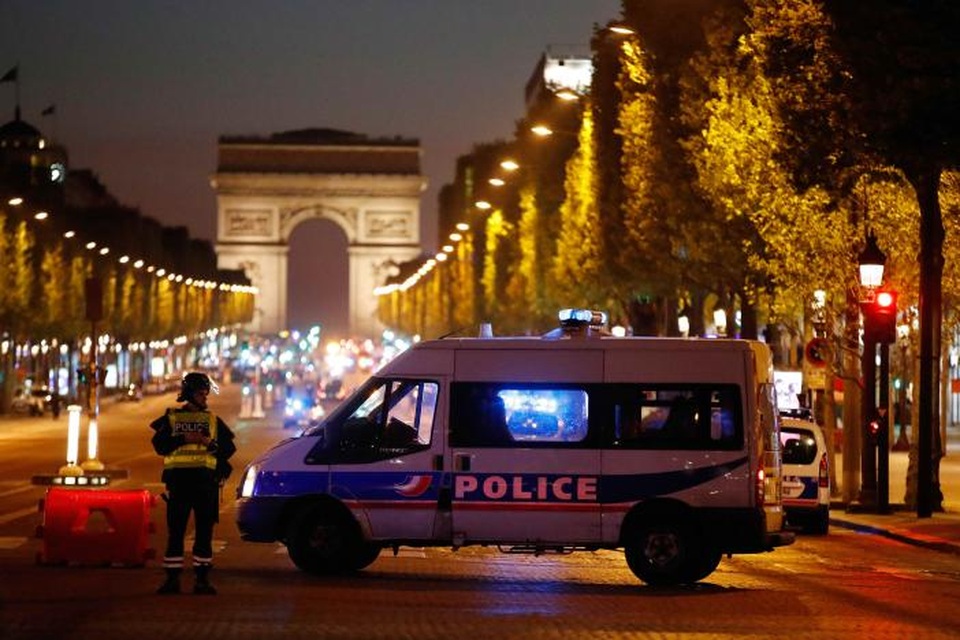 Tấn công khủng bố tại thủ đô Paris, 1 cảnh sát thiệt mạng - 5
Vụ xả súng xảy ra trên đại lộ Champs-Elysées. (Ảnh: Reuters)