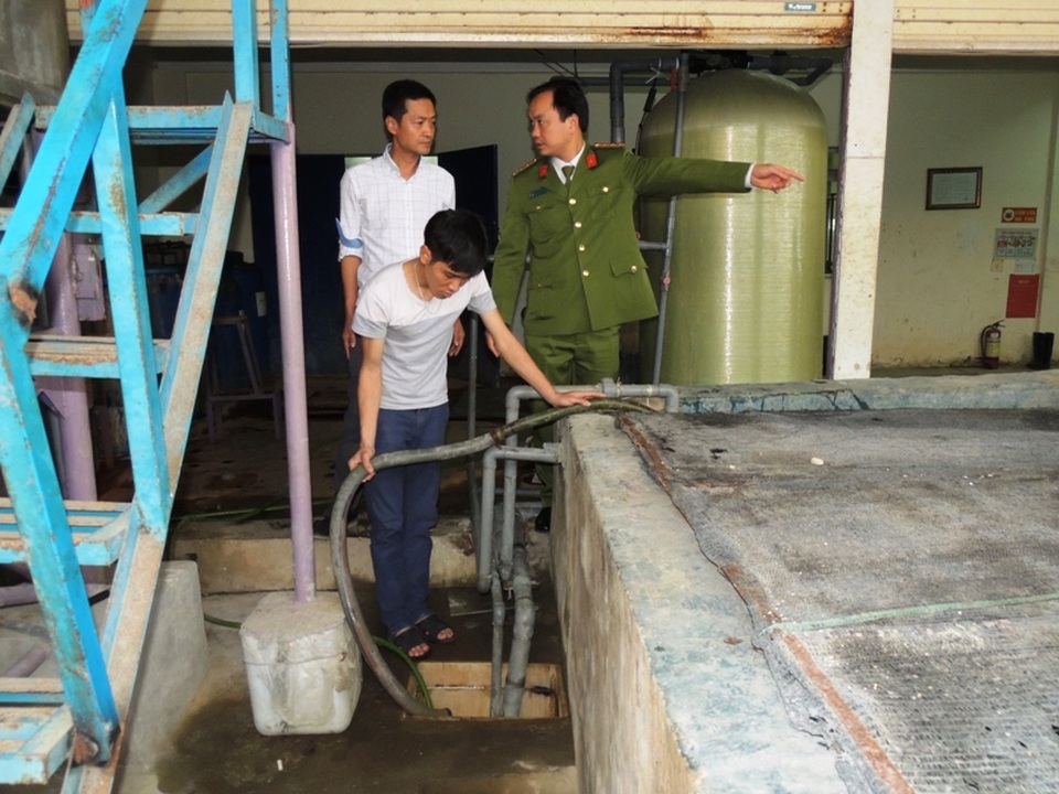 Bắt quả tang doanh nghiệp xả nước thải chưa qua xử lý ra môi trường - 1
Nhân viên vận hành hệ thống xả nước thải của công ty Dayeon Bijou Việt Nam (Ảnh: Công an Hà Nam)