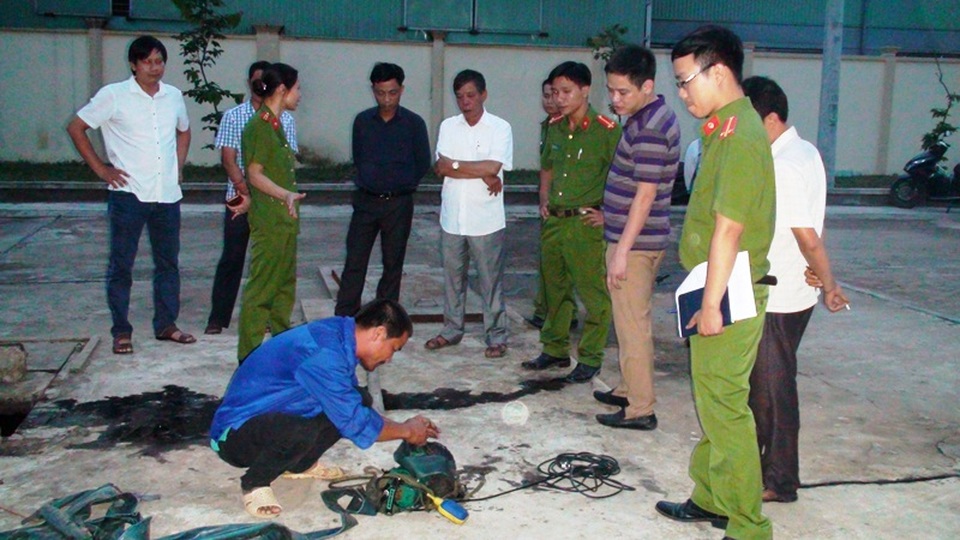 Nhà máy xử lý nước thải xả thải bẩn ra môi trường - 1 Cơ quan Công an tịch thu 2 máy bơm dùng để xả nước thải ra môi trường (ảnh: Công an Hà Nam)