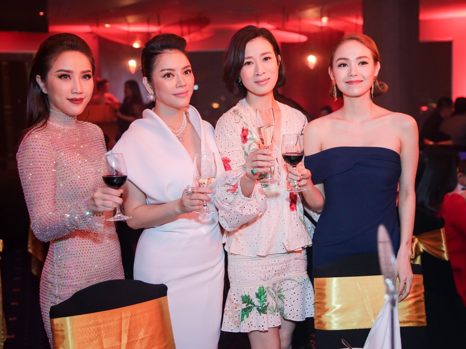 Bảo Thy, Minh Hằng cùng chúc mừng đàn chị Lý Nhã Kỳ