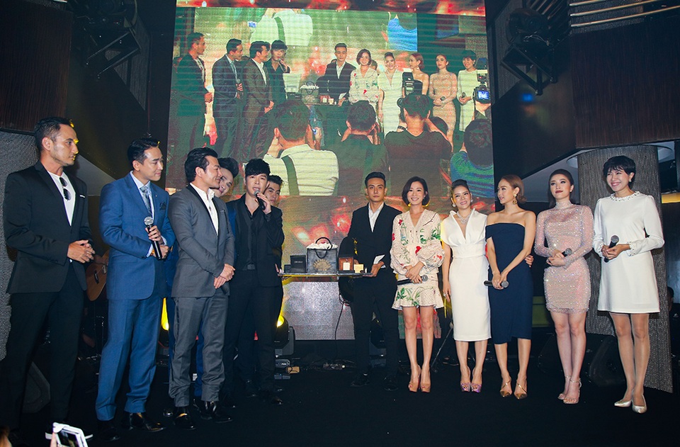 Trong bữa tối cùng ngày cùng Lý Nhã Kỳ và các sao Việt, Xa Thi Mạn còn bất ngờ được đón sinh nhật sớm tại đây.