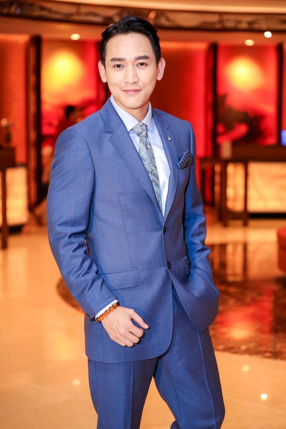 Hứa Vĩ Văn khá bảnh bao với vest xanh chỉn chu