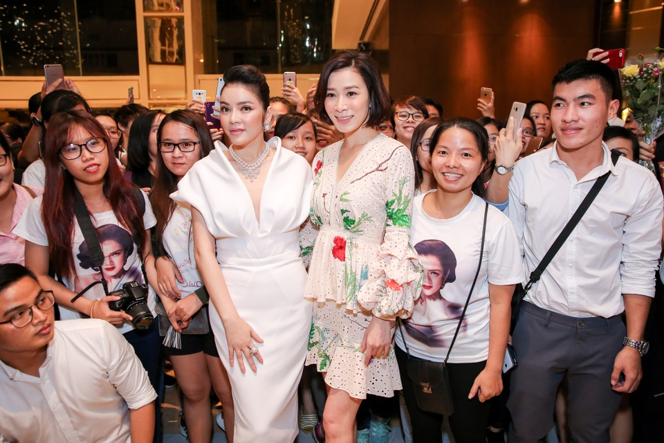 Trong phần giao lưu cùng truyền thông do diễn viên Hứa Vĩ Văn dẫn dắt, Xa Thi Mạn đã bày tỏ tình cảm đối với fan hâm mộ Việt Nam. Theo ngôi sao Ỷ thiên đồ long ký, các fan Việt khá hiền, đã tặng cô món quà là biểu tượng văn hoá của Việt Nam khiến cô rất thích thú.