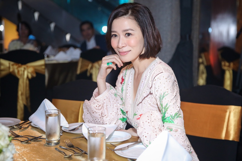 Theo chia sẻ từ ê-kíp, Xa Thi Mạn đã dành ngày nghỉ ít ỏi khi đang quay một lúc hai bộ phim ở Trung Quốc, Malaysia… để bay sang Việt Nam. 