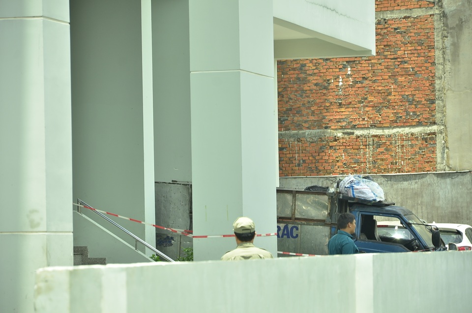 Phát hiện thi thể nam giới trong bao tải ở chung cư - 1 Chiếc xe lấy rác nơi phát hiện xác người trong bao tải