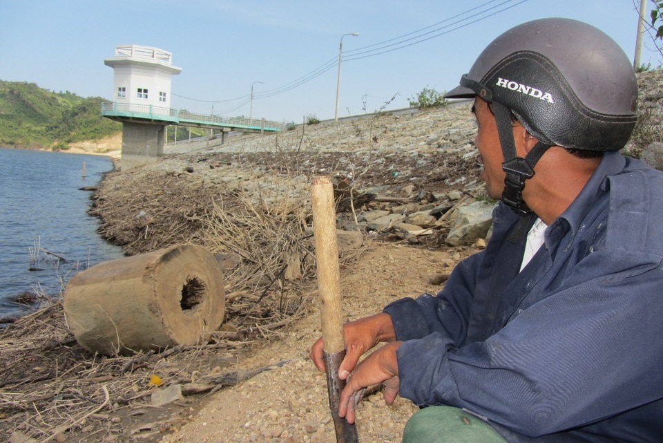 "Rất nguy hiểm khi ai cũng dễ dàng vào khu điều hành hồ đập!" - 2
Nhà trực hồ Suối Vực nằm cách xa khu vực các thanh niên nhấn nhầm nút xả lũ (ảnh Lê Kha)