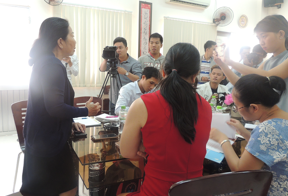 Vụ gia đình phản ánh bé lớp 1 bị xâm hại tại trường: Phụ huynh làm việc với Hội Bảo vệ quyền trẻ em - 1
Gia đình bé N. làm việc với Hội bảo vệ quyền trẻ em TPHCM để theo đuổi vụ việc nghi bé bị xâm hại tình dục tại trường.