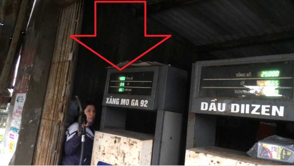 Cây xăng không phép ngang nhiên tăng giá bán - 1 Cây xăng tự ý tăng thêm 300 đồng/lít thành18.670 đồng/lít. Khi bị phát hiện, người phụ nữ này đã chạy vào tắt cột bơm xăng và điều chỉnh lại giá bán