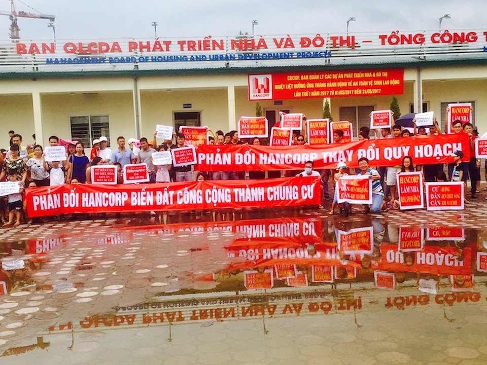 Thay đổi quy hoạch dự án khu Đoàn ngoại giao: Cư dân đồng loạt chất vấn chủ đầu tư - 1
Cư dân căng biểu ngữ ngay trụ sở của ban quản lý dự án của Hancorp ở trong khu Đoàn ngoại giao.