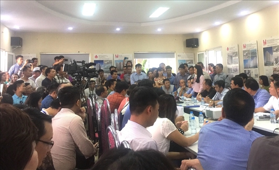 Thay đổi quy hoạch dự án khu Đoàn ngoại giao: Cư dân đồng loạt chất vấn chủ đầu tư - 2
Toàn cảnh buổi họp với cư dân tại trụ sở Ban quản lý dự án của Hancorp.