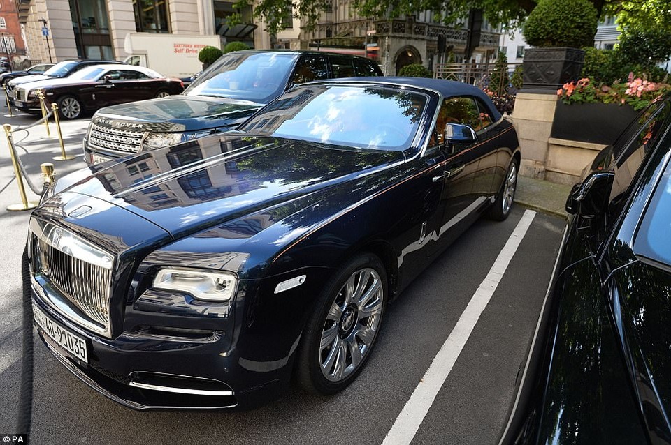 Giới nhà giàu Trung Đông làm "náo loạn" London với dàn siêu xe - 1 Chiếc Rolls Royce mang biển số Kuwait, trị giá khoảng 250,000 bảng Anh, đậu trước cửa khách sạn Dorchester