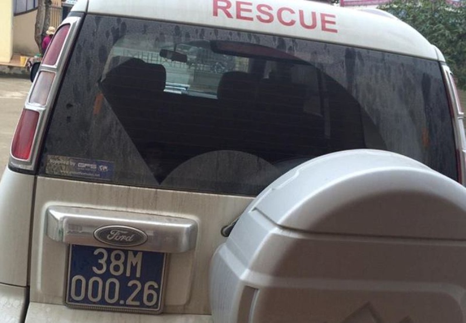 Chiếc xe cấp cứu này đã bị Bệnh viện Đức Thọ tháo các thiết bị y tế và lắp thêm ghế phụ phía sau để phục vụ lãnh đạo đi họp suốt nhiều năm