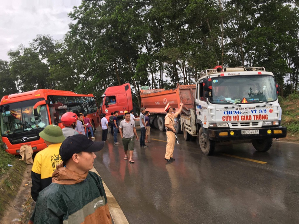 Vụ 6 người tử vong: 3 chú cháu tử nạn khi đi xem tai nạn - 1 Một vụ tai nạn trước đó tại khúc cua nhà máy đường trên quốc lộ 48 giữa xe khách và xe đầu kéo. Vụ tan nạn xảy ra làm xe đầu kéo chắn ngang đường, xe khách lao vào bờ mương ven quốc lộ và gây ách tắc.