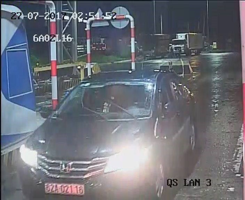 Bắt nghi phạm người Trung Quốc trộm xe ô tô của nhà báo - 5
Trên đường lái chiếc xe bỏ chạy, nghi phạm người Trung Quốc đã tông gãy thanh chắn trạm thu phí BOT Cần Thơ.