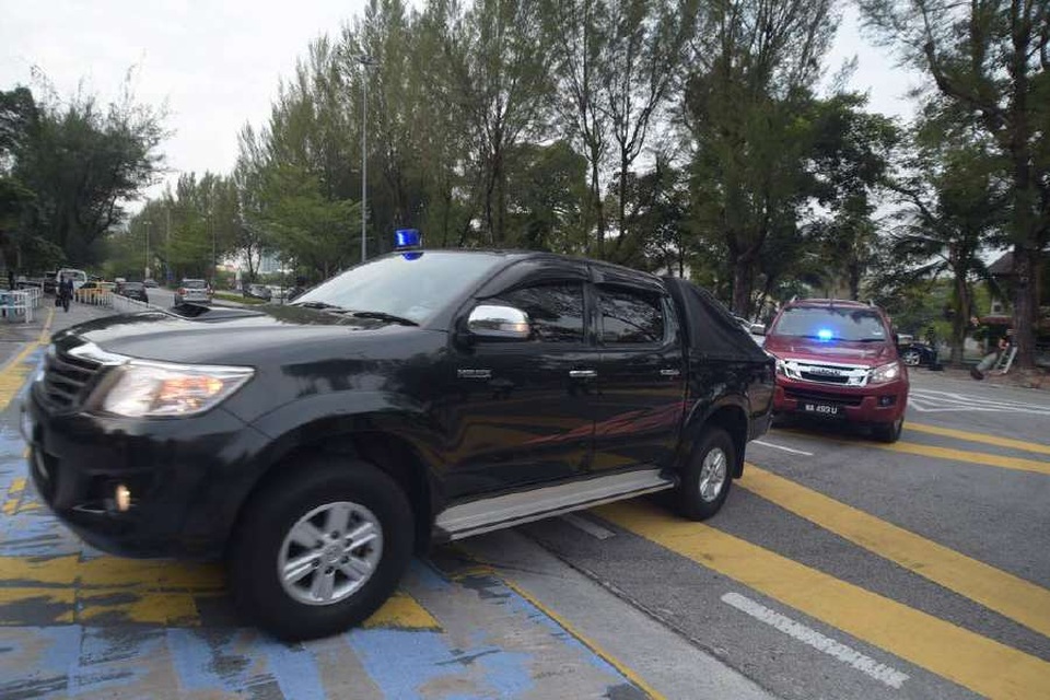 250 cảnh sát Malaysia bảo vệ phiên xét xử Đoàn Thị Hương sáng nay - 2
Hai nghi phạm được đưa tới tòa xét xử bằng hai xe được bảo vệ nghiêm ngặt (Ảnh: NST)