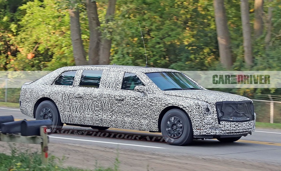 
Chiếc xe ngụy trang được cho là Cadillac Quái thú dành cho Tổng thống Mỹ DOnald Trump được nhìn thấy xuống đường thử nghiệm ở Michigan. (Ảnh: Twitter)
