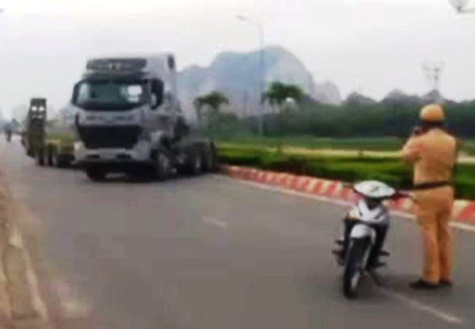Xe đầu kéo gây náo loạn trên phố: Tài xế khai do... sức ép công việc (!) - 2 Chiếc xe lạng lách, đánh võng trên đường phố