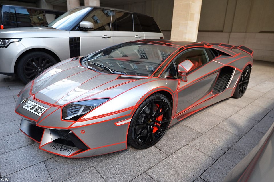 Giới nhà giàu Trung Đông làm "náo loạn" London với dàn siêu xe - 2 Lamborghini màu bạc có vạch đỏ ấn tượng trị giá 192,000 USD cũng mang biển số Kuwait, đỗ trước sảnh khách sạn Grosvenor House.