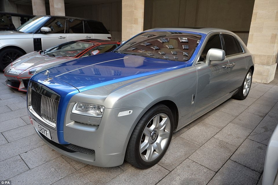 Giới nhà giàu Trung Đông làm "náo loạn" London với dàn siêu xe - 3
chiếc Rolls Royce màu bạc và xanh, trị giá 225,000 bảng Anh, mang biển số Các tiểu Vương quốc Ả rập Thống nhất, trước sảnh khách sạn Grosvenor House