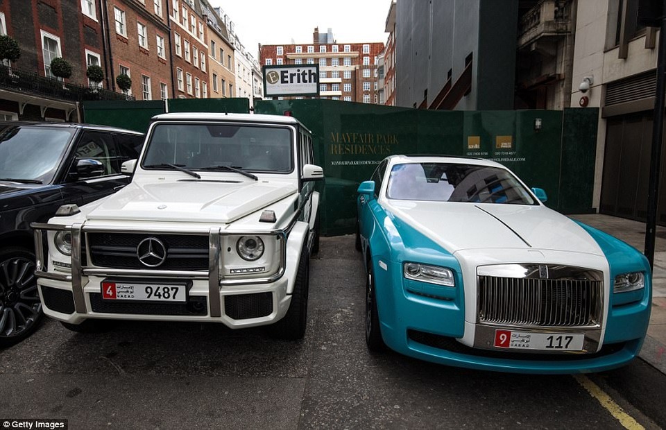 Giới nhà giàu Trung Đông làm "náo loạn" London với dàn siêu xe - 4 Hai chiếc Mercedes và Rolls Royce cùng mang biển số khu vực Trung Đông.