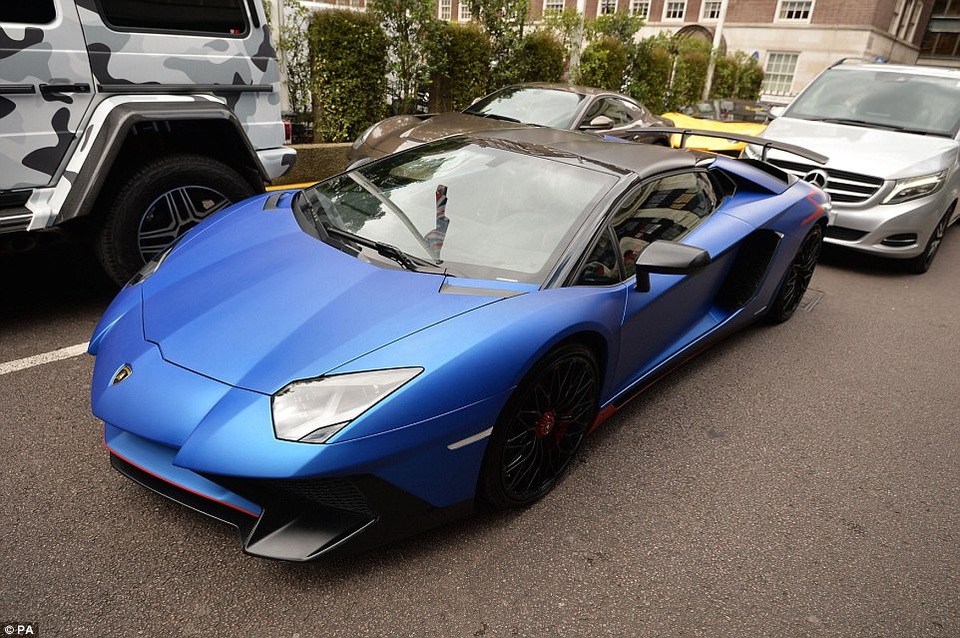Giới nhà giàu Trung Đông làm "náo loạn" London với dàn siêu xe - 5
chiếc Lamborghini trị giá khoảng 140,000 bảng Anh mang biển Qatar, nằm ở khu vực Mayfair.