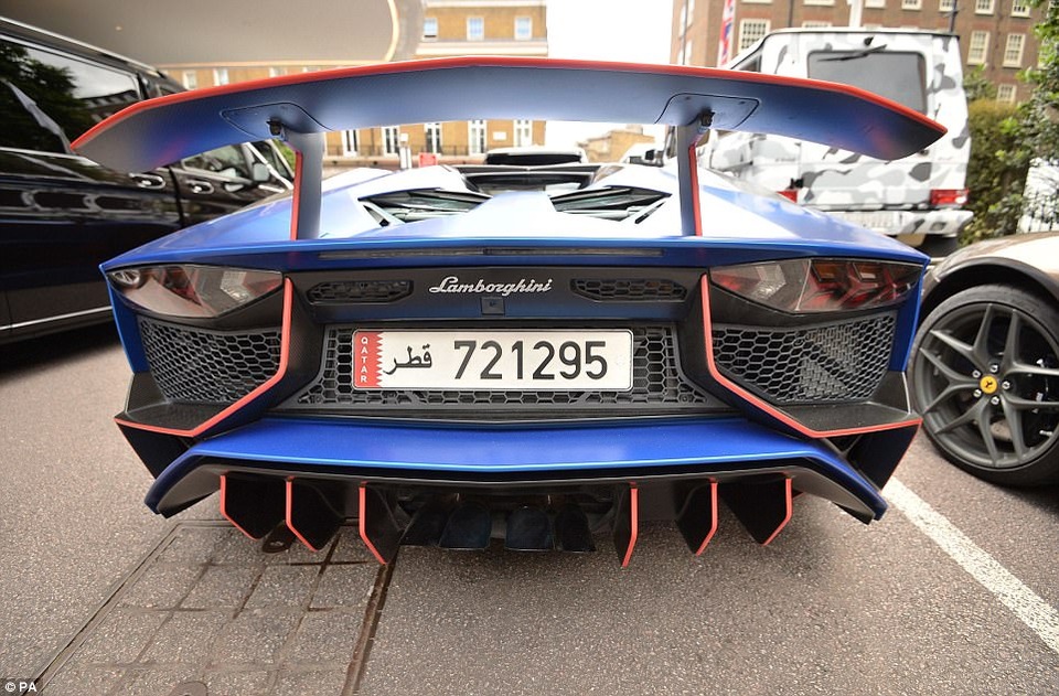 Giới nhà giàu Trung Đông làm "náo loạn" London với dàn siêu xe - 6 Cứ đến dịp hè, dàn siêu xe của các đại gia vùng vịnh lại được du lịch hàng nghìn dặm cùng chủ nhân.