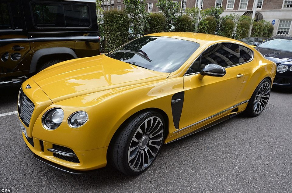 Giới nhà giàu Trung Đông làm "náo loạn" London với dàn siêu xe - 7 Chiếc Bentley màu vàng gắn biển Dubai trước cửa khách sạn Park Tower Knightsbridge ở London.