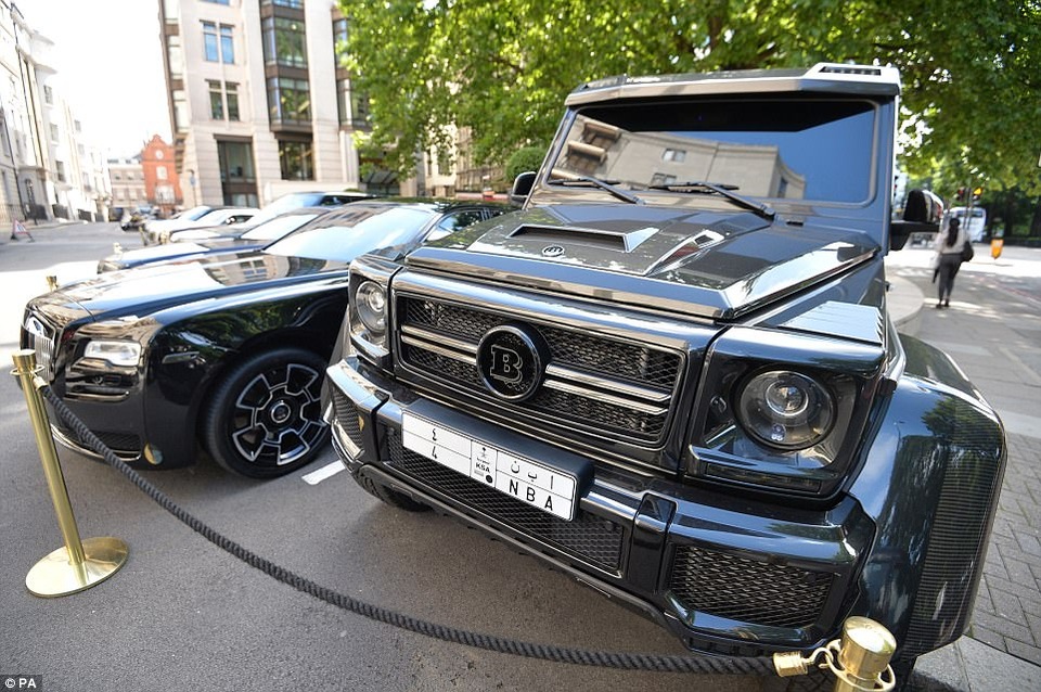 Giới nhà giàu Trung Đông làm "náo loạn" London với dàn siêu xe - 9
Chiếc Brabus 4x4 có giá lên tới 240,000 bảng Anh, có biển của Ả rập Xê út, đậu trước cửa khách sạn Dorchester.
