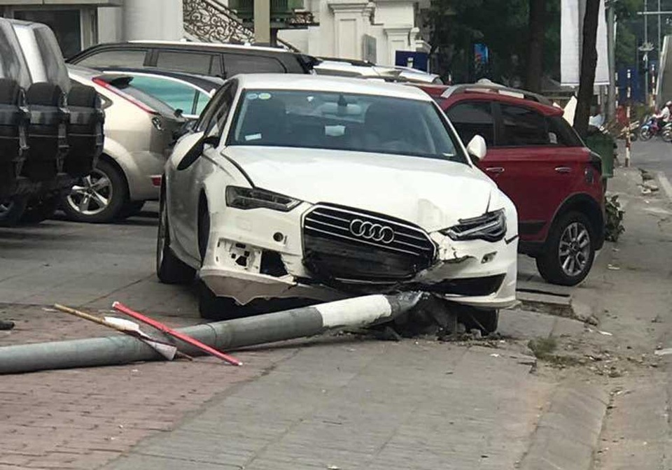 Xe Audi lao lên vỉa hè đâm bị thương người đi bộ, "hạ gục" một cột điện - 1 
Hiện trường vụ tai nạn.