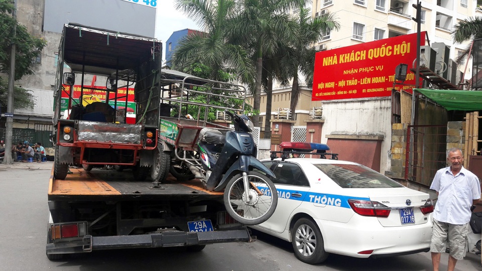 Hàng loạt xe ba bánh bị CSGT Hà Nội xử lý - 11 Chỉ trong buổi sáng 9/6, một tổ công tác Đội CSGT làm nhiệm vụ tại ngã ba Hoàng Cầu - Ô Chợ Dừa đã xử lý, thu giữ 12 xe ba bánh tự chế.