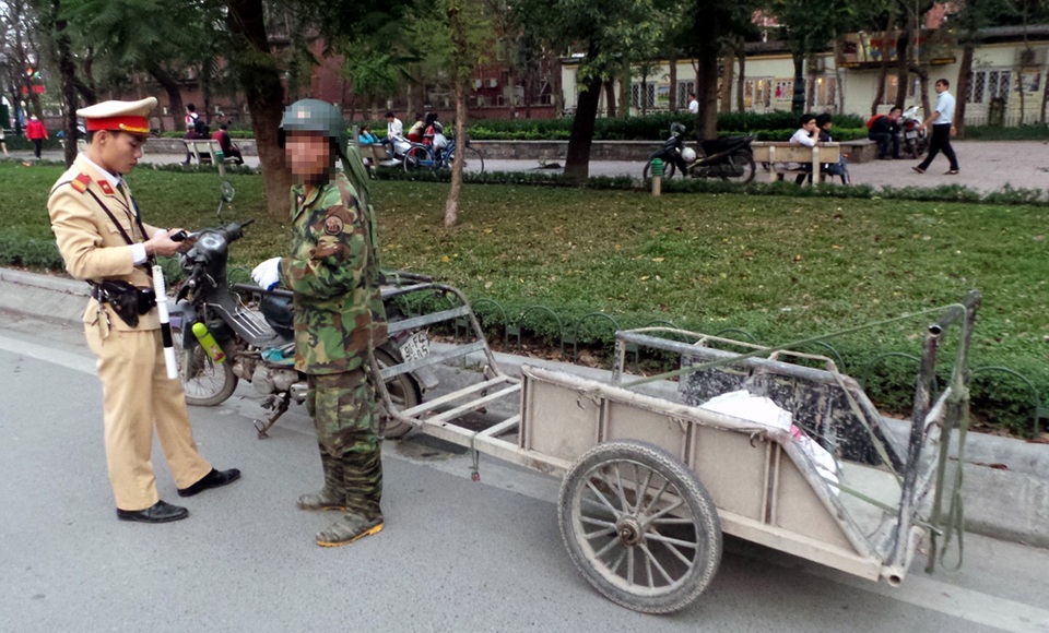 Hà Nội tăng cường xử lý thanh niên ngổ ngáo, vi phạm luật giao thông... - 1 Nhiều trường hợp vi phạm giao thông, gây nguy hiểm cho các phương tiện khác, bị lực lượng CSGT xử lý.