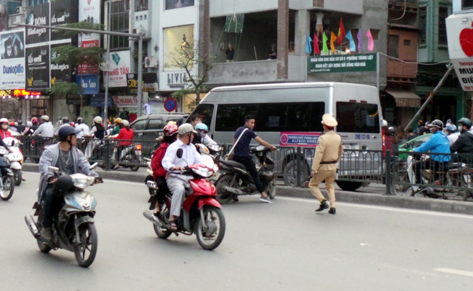 Hà Nội tăng cường xử lý thanh niên ngổ ngáo, vi phạm luật giao thông... - 2
Thanh niên điều khiển xe máy không đội mũ bảo hiểm, quay đầu bỏ chạy ngược chiều khi thấy bóng CSGT.