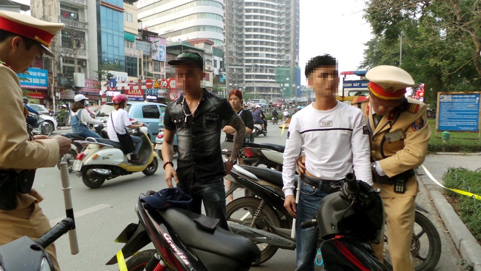 Hà Nội tăng cường xử lý thanh niên ngổ ngáo, vi phạm luật giao thông... - 5 Nhiều thanh niên xăm trổ, vi phạm giao thông bị CSGT hỏi thăm.