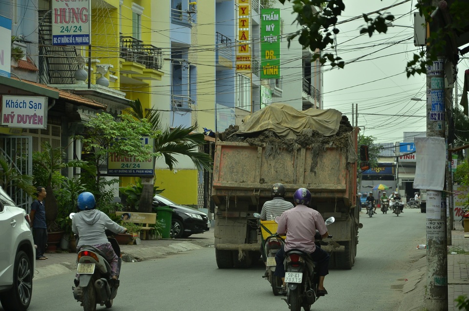 Dân kêu trời vì “hung thần” xe ben tung hoành giữa ban ngày - 5
Một chiếc xe ben chở bùn đất chạy vào tuyến đường số 9 trong khu dân cư thuộc phường 4, quận 8 ngay giữa ban ngày
