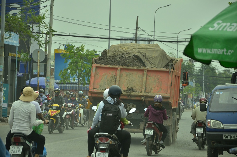 Dân kêu trời vì “hung thần” xe ben tung hoành giữa ban ngày - 2 Những chiếc xe ben chở đầy bùn đất lưu thông giữa ban ngày tại các tuyến đường trong khu dân cư ở quận 8