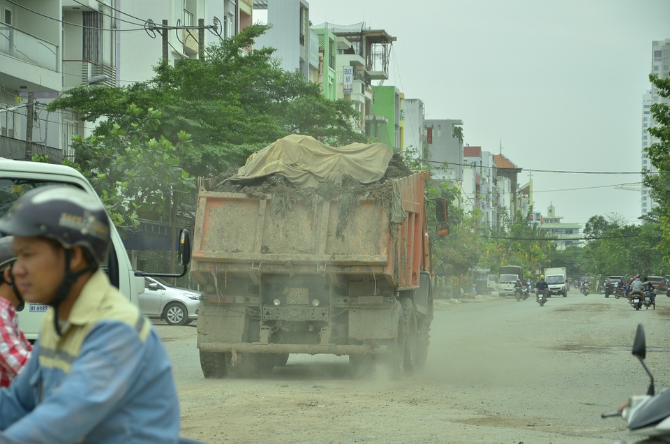 Dân kêu trời vì “hung thần” xe ben tung hoành giữa ban ngày - 1 Dân kêu trời vì “hung thần” xe ben tung hoành giữa ban ngày - 1