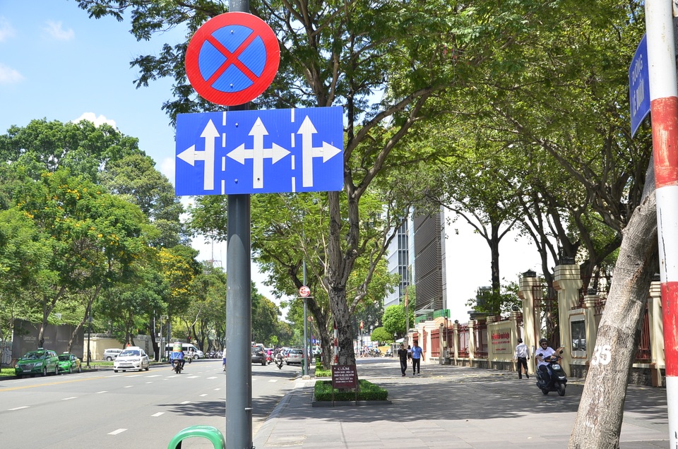 Xe biển đỏ “thách thức” đậu ngay trước UBND quận 1 - 3 Chiếc ô tô biển số đỏ vô tư đậu trên đường Lê Duẩn nơi có biển cấm dừng, cấm đậu trước UBND quận 1