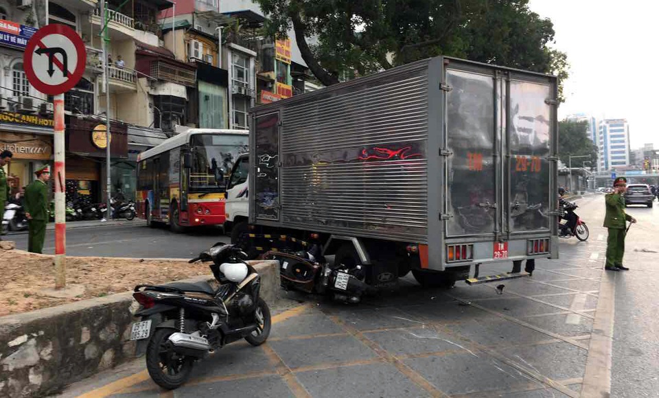 Hà Nội: Xe tải biển đỏ đâm xe máy, một người nhập viện - 1 Hiện trường vụ tai nạn.