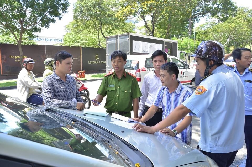 Xe biển đỏ “thách thức” đậu ngay trước UBND quận 1 - 4
Tổ công tác phường Bến Nghé tiến hành lập biên bản xử phạt 2 xe biển số đổ vi phạm.